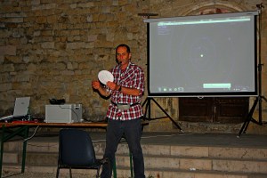 Michel Dumas explique le maniement de la carte du ciel.